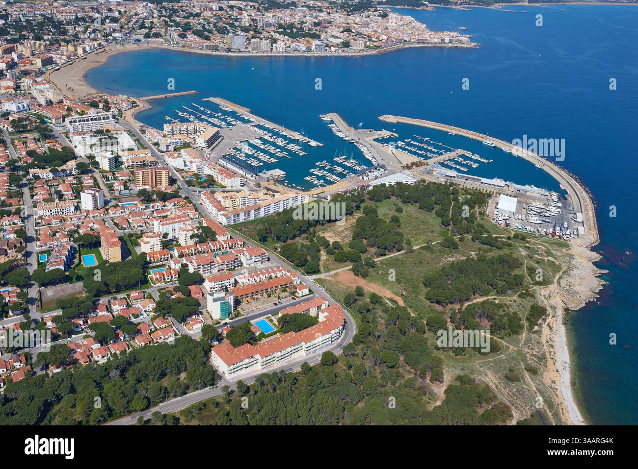 LUFTAUFNAHME. Badeort L'Escala an der Costa Brava. Provinz Girona, Katalonien, Spanien. Stockfoto