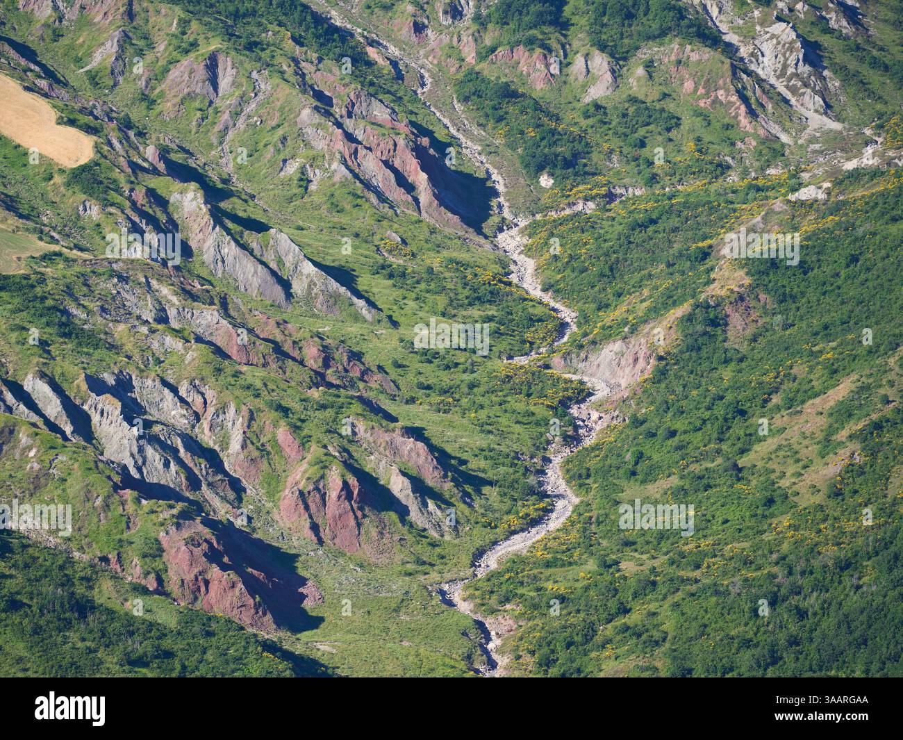LUFTAUFNAHME. Malerischer Canyon auf dem Land in der Nähe des Dorfes Apuliano. Provinz Rimini, Emilia Romagna, Italien. Stockfoto