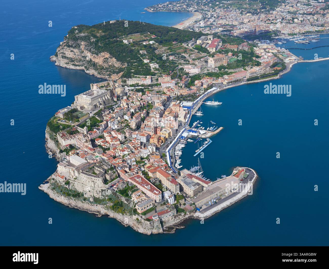 LUFTAUFNAHME. Mittelalterliche Stadt auf einem Felsvorsprung, der in das Tyrrhenische Meer ragt. Gaeta, Provinz Latina, Latium, Italien. Stockfoto