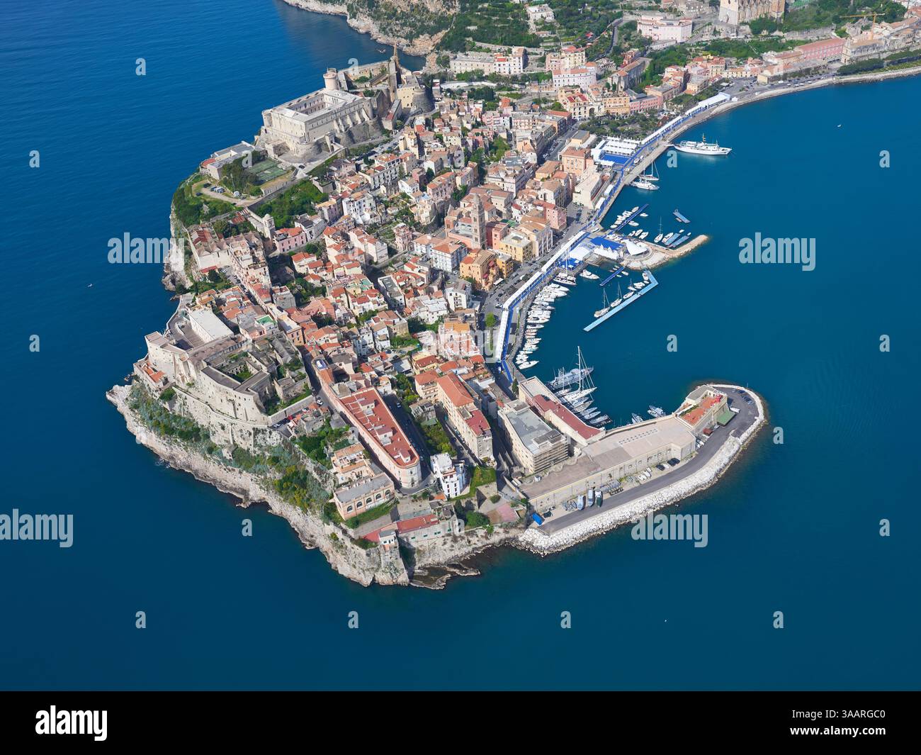 LUFTAUFNAHME. Mittelalterliche Stadt auf einem Felsvorsprung, der in das Tyrrhenische Meer ragt. Gaeta, Provinz Latina, Latium, Italien. Stockfoto