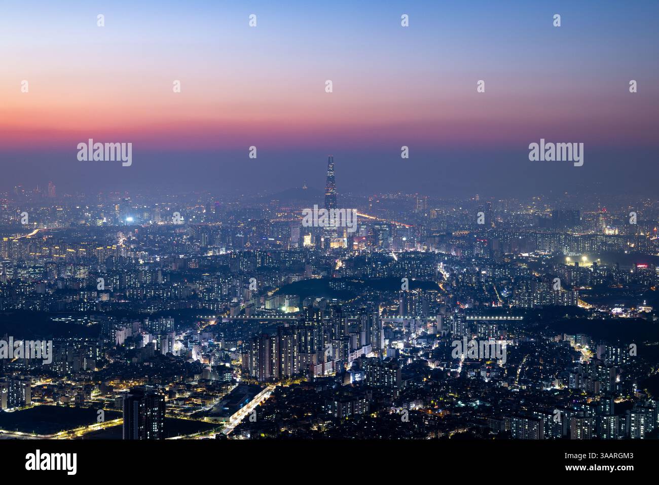 Luftaufnahme der Skyline von Seoul in der Abenddämmerung, Seoul, Südkorea, Asien, Lotte World Tower, n Seoul Tower. Stockfoto