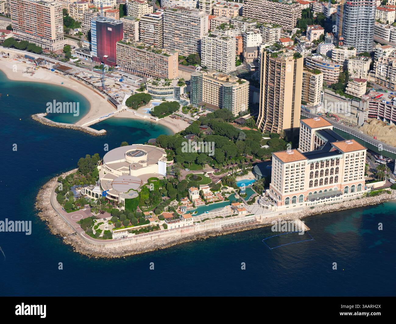 LUFTAUFNAHME. Luxuriöses Hotel auf zurückgewonnenem Land. Monte-Carlo Bay Hotel and Resort, Bezirk Larvotto, Fürstentum Monaco. Stockfoto