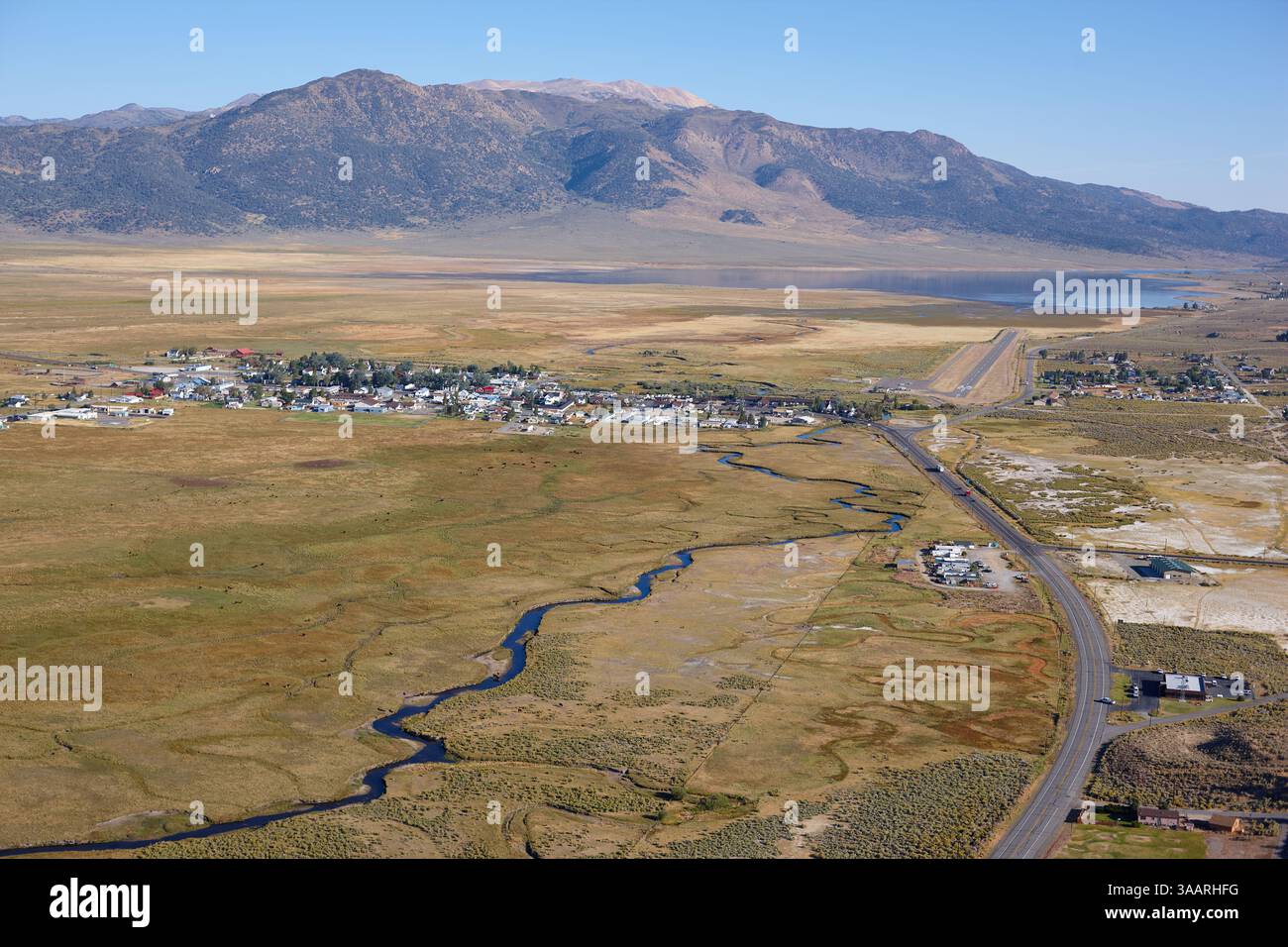 LUFTAUFNAHME. Abgelegene Stadt Bridgeport (2011 m ü.d.M.), East Walker River im Vordergrund, Bridgeport Reservoir in der Ferne. Kalifornien, USA. Stockfoto