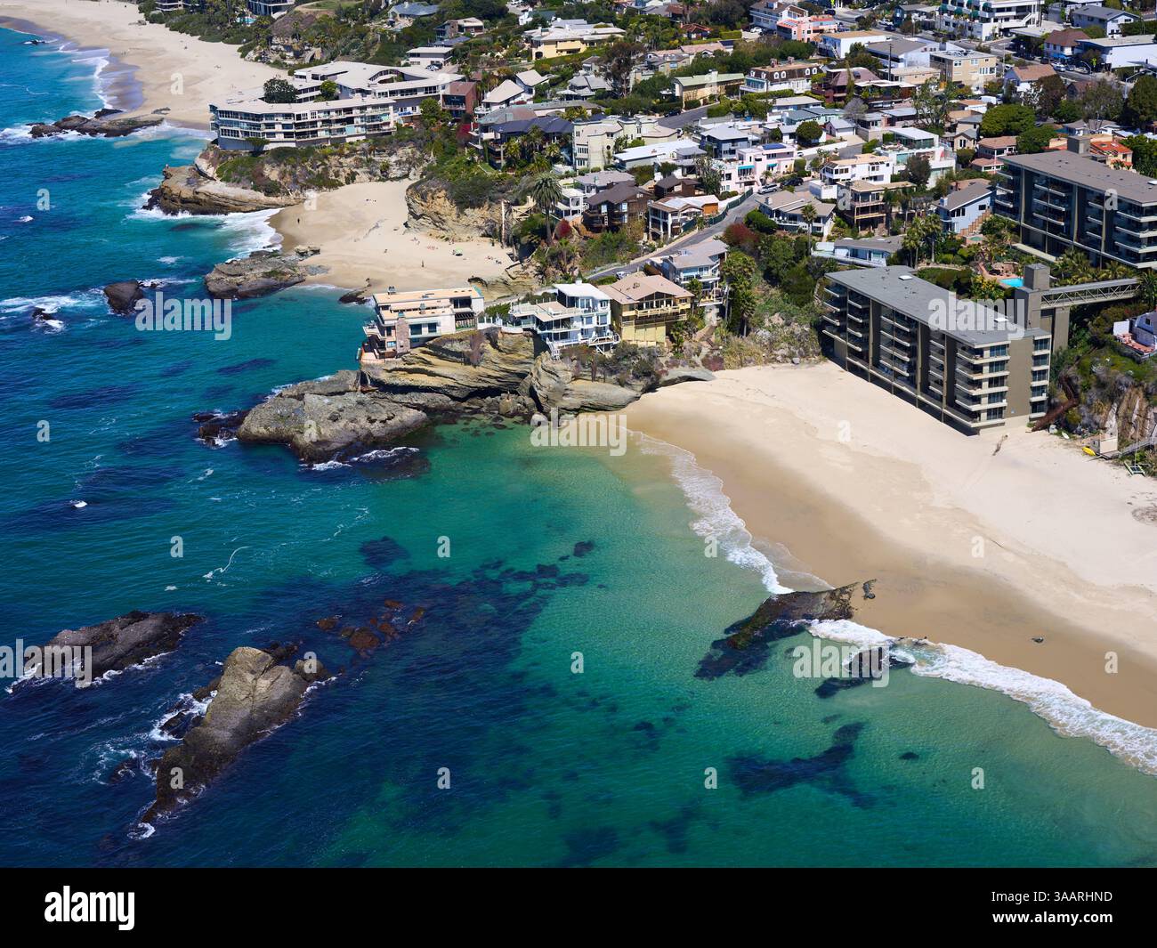 LUFTAUFNAHME. Klippenwohnung rund um Table Rock Beach. Laguna Beach, Orange County, Kalifornien, USA. Stockfoto