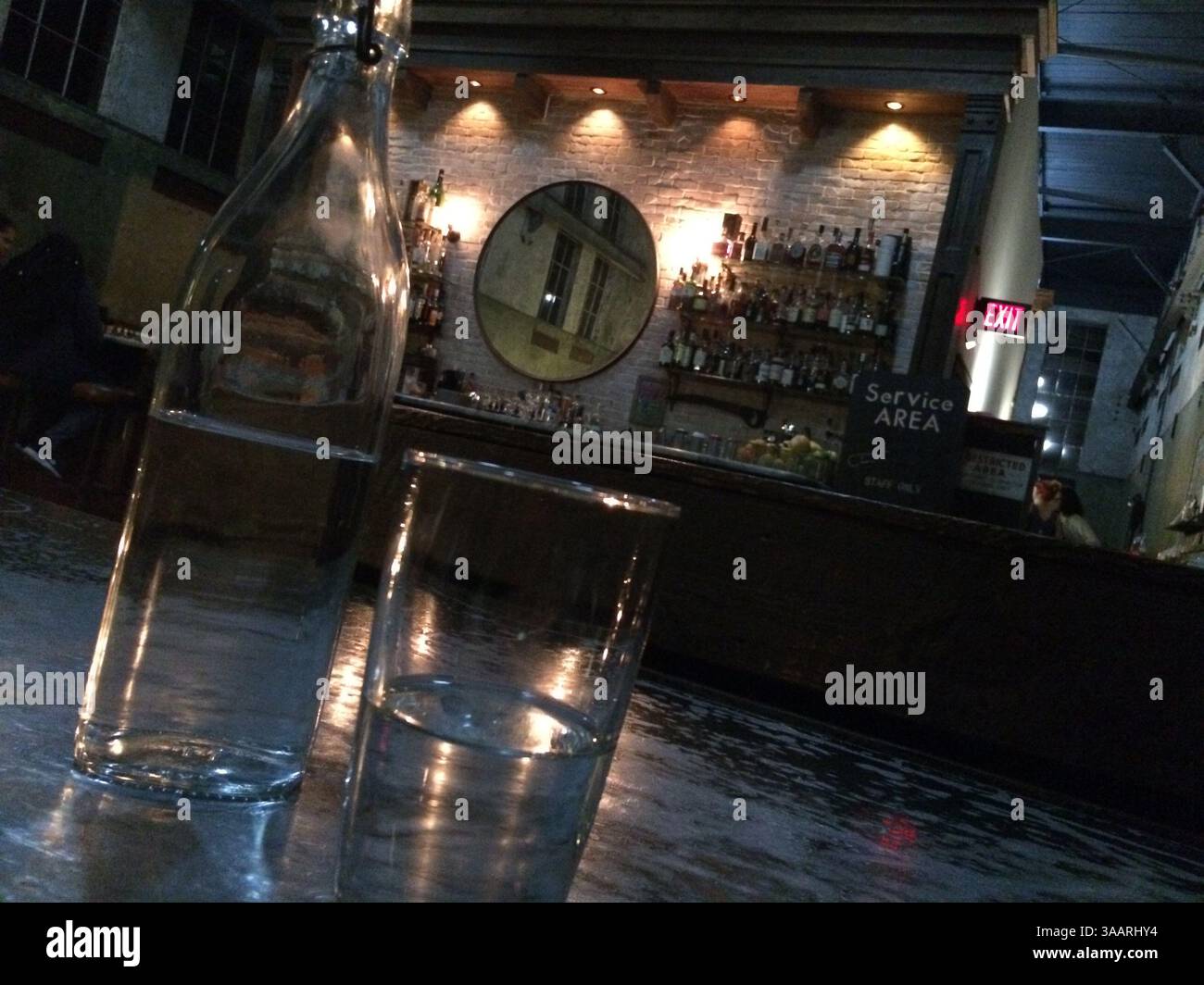 21. Januar 2018 - St. Augustine, FL, USA - die Ice Plant Bar befindet sich in einer alten Eisanlage neben der und St. Augustine Destillery. Die Bar und das Restaurant bieten eines der neuesten Dinner-Erlebnisse in St. Augustine mit Speisen vom Bauernhof bis zum Tisch sowie drei Arten von Eis und handgefertigten Cocktails mit dem Alkohol des Nachbarn. (Bild: © Richard Tribou/TNS via ZUMA Wire) Stockfoto