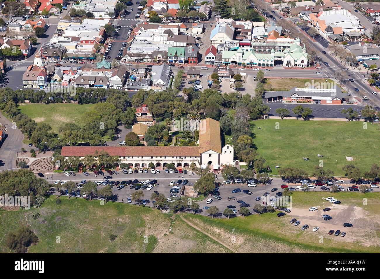 LUFTAUFNAHME. Alte Mission von Santa Ines (erbaut von spanischen Priestern) und die Stadt Solvang (gebaut von Amerikanern dänischer Abstammung). Kalifornien, USA. Stockfoto