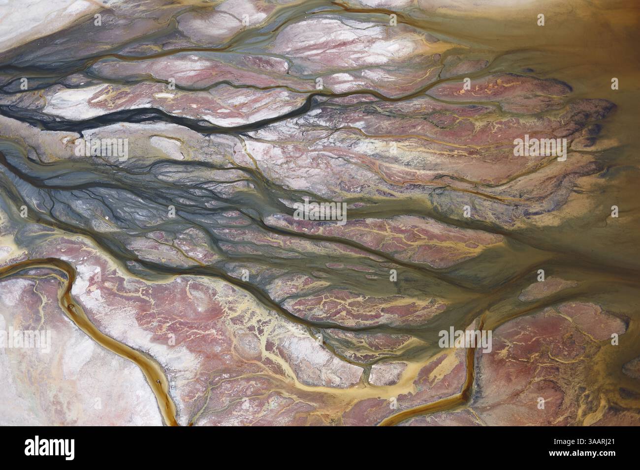 LUFTAUFNAHME. Abstraktes Bild aus der Verdunstungssalzgewinnung bei einem Bergbaubetrieb in Trona. Kalifornien, Usa. Stockfoto