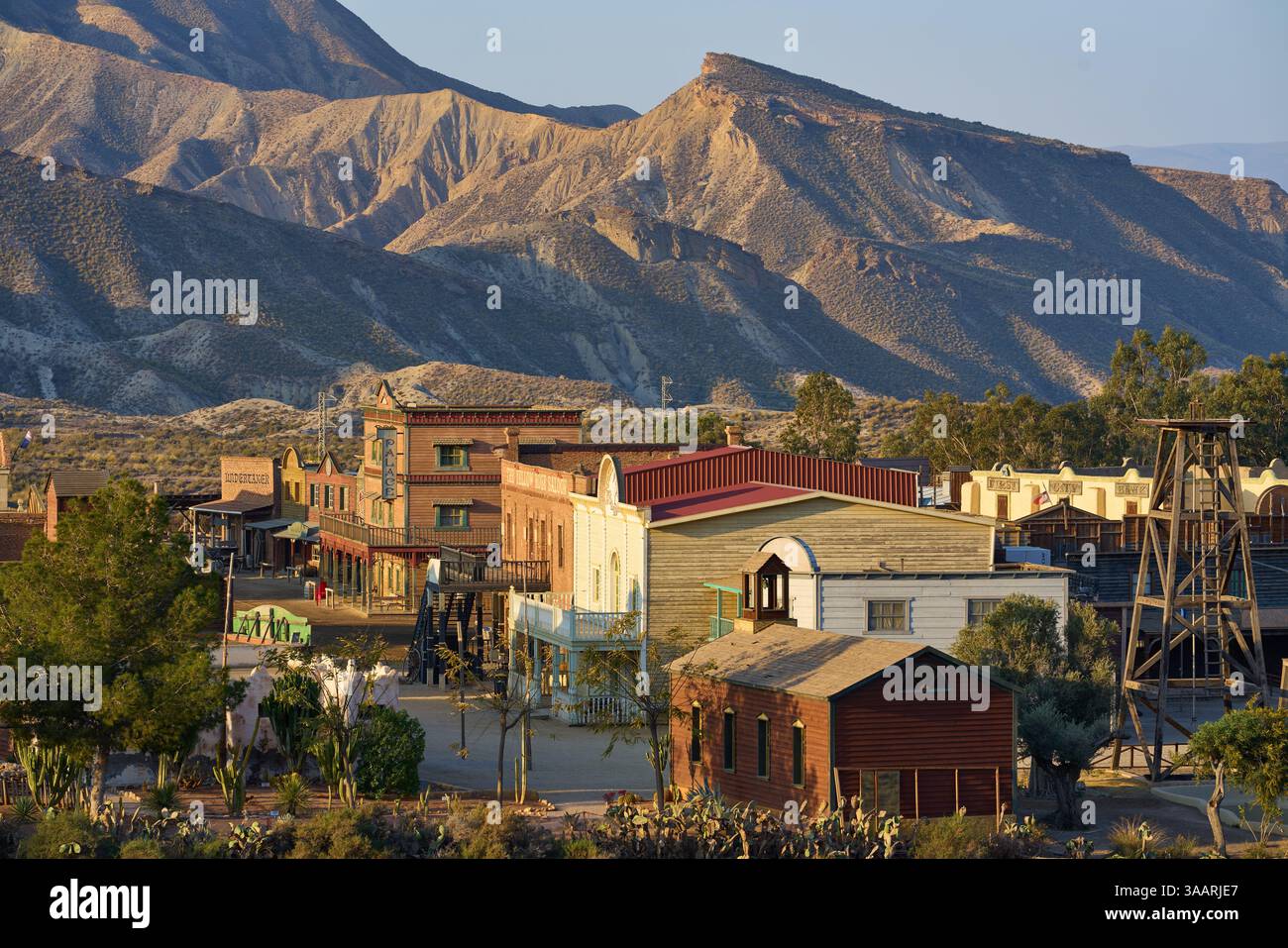 Wildes westliches Dorf für Dreharbeiten. Das Hotel liegt in der Wüste Tabernas, da seine Landschaft an den amerikanischen Westen erinnert. Andalusien, Spanien. Stockfoto