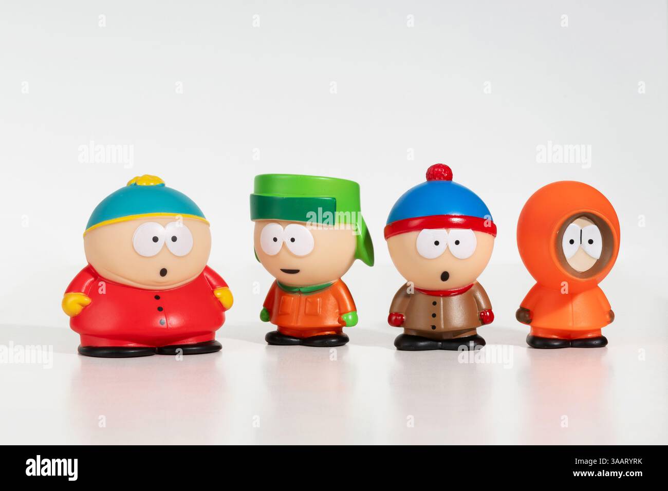 Figuren aus Cartman, Kyle, Stan und Kenny South Park stehen auf weißem Hintergrund zusammen Stockfoto