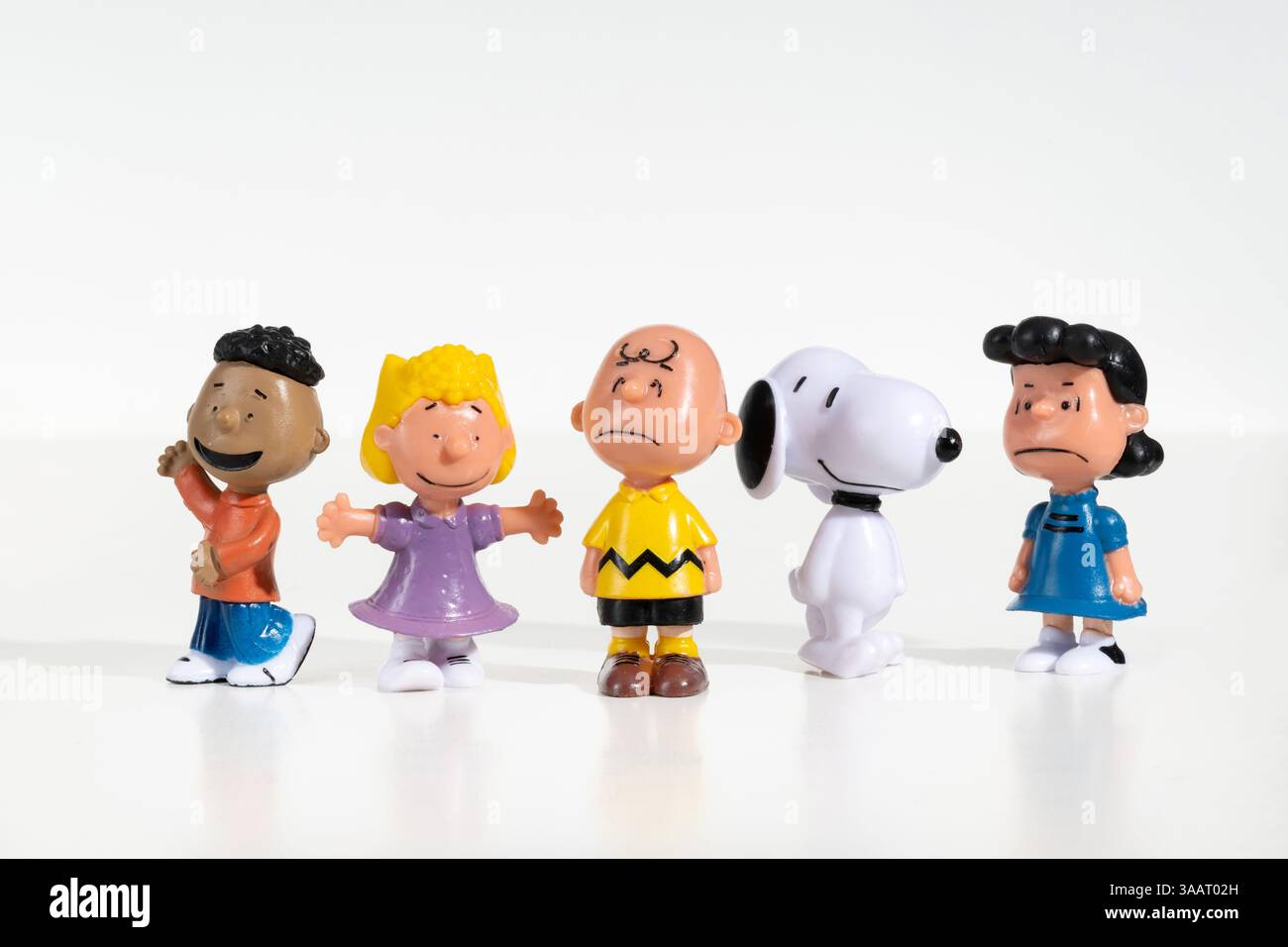 Franklin, Sally, Charlie Brown, Snoopy und Lucy Van Pelt Figuren stehen zusammen auf weißem Hintergrund Stockfoto
