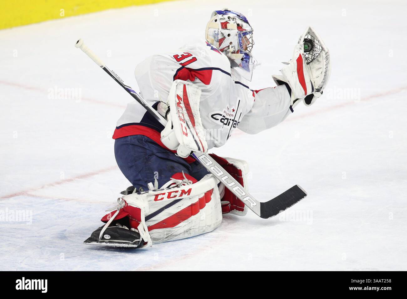 18. März 2018: Der Torwart Philipp Grubauer (31) der Washington Capitals spart den Handschuh während des NHL-Spiels zwischen den Washington Capitals und den Philadelphia Flyers im Well Fargo Center in Philadelphia, Pennsylvania. Christopher SzagolaCal Sport Media (Kreditbild: &Copy; Chris Szagola/CSM via ZUMA Wire) Stockfoto