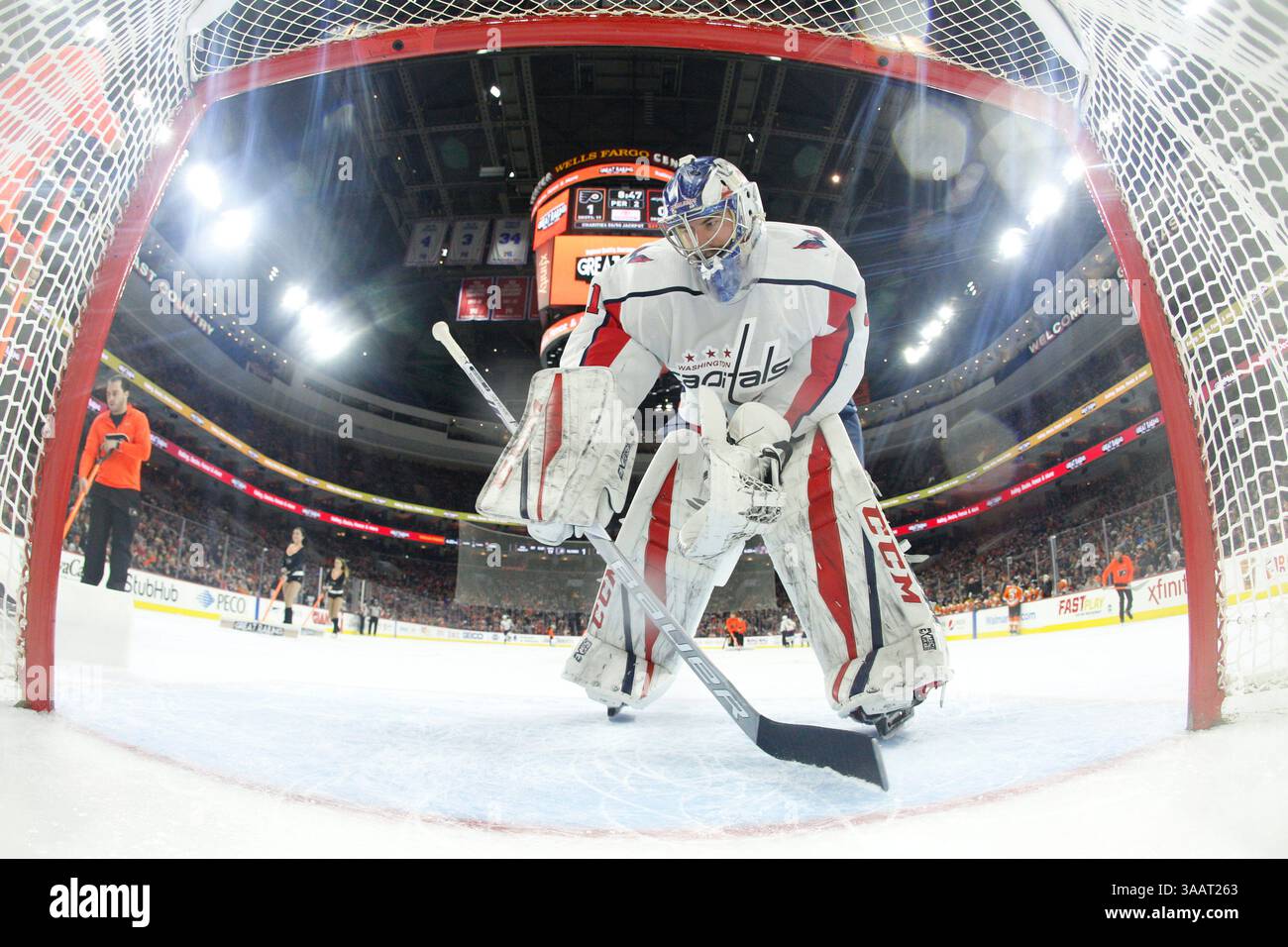 18. März 2018: Auf diesem Foto, das mit einem Fischaugenobjektiv aufgenommen wurde, reinigt der Torwart Philipp Grubauer (31) sein Tor während des NHL-Spiels zwischen den Washington Capitals und den Philadelphia Flyers im Well Fargo Center in Philadelphia. Die Philadelphia Flyers gewannen mit 6:3. Christopher SzagolaCal Sport Media (Kreditbild: &Copy; Chris Szagola/CSM via ZUMA Wire) Stockfoto