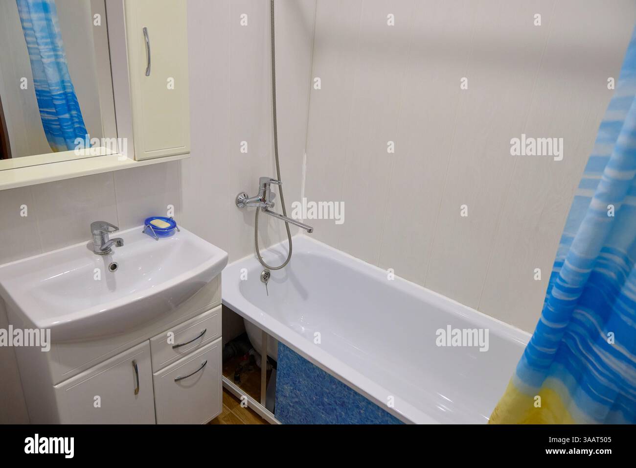 Ruhiges, helles Badezimmer, das Wärme und Entspannung weckt, perfekt für private, Spa- oder Wellness-Aufnahmen. Stockfoto