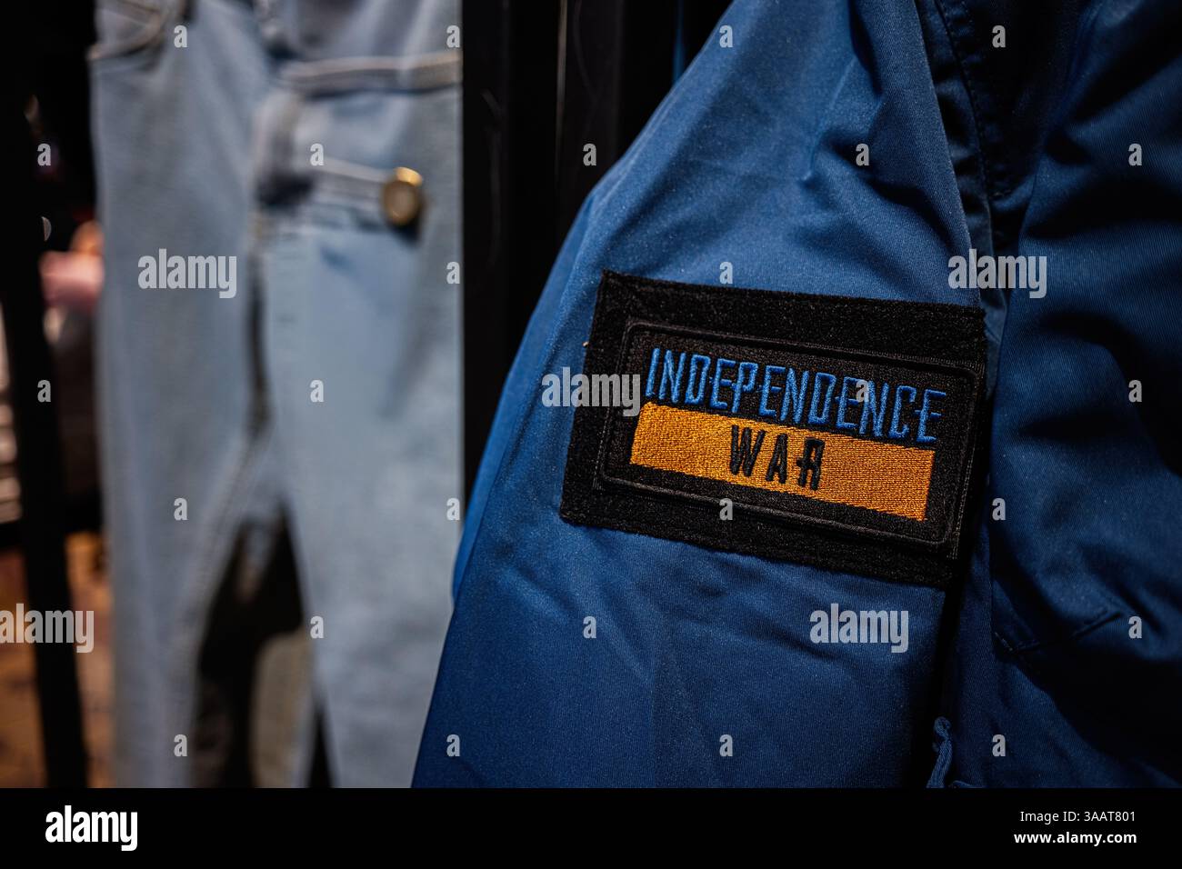 Eine Jacke mit einem Patch mit der Aufschrift „Independence war“ und einer leicht sichtbaren Jeans hinten. Stockfoto