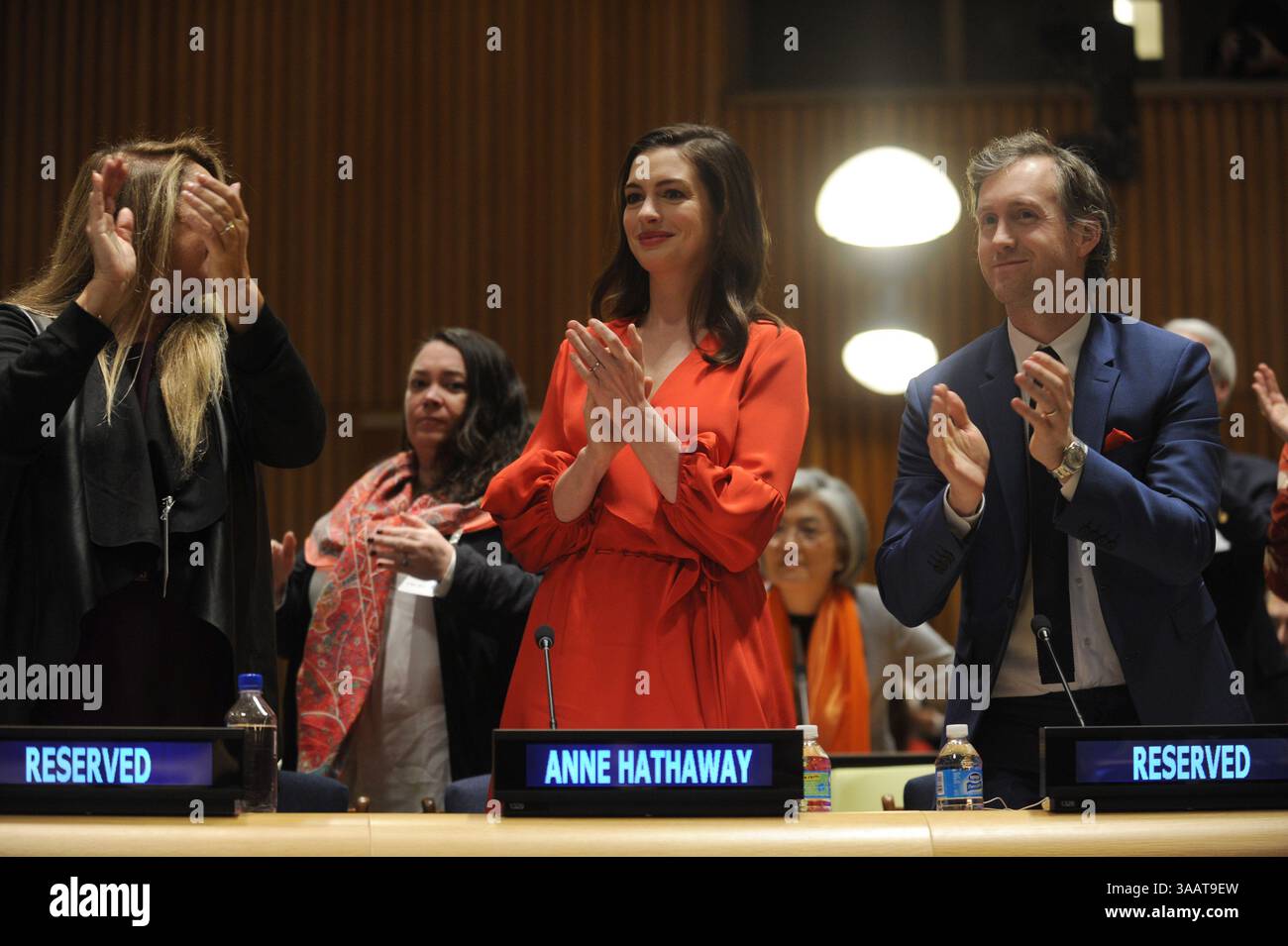 31. Dezember 2008 - Manhattan, New York, VEREINIGTE Staaten von Amerika - NEW YORK, VEREINIGTE Staaten von Amerika - 8. MÄRZ: Schauspielerin und Botschafterin der Vereinten Nationen für guten Willen Anne Hathaway hält eine Rede während einer Veranstaltung zum Internationalen Frauentag am 8. März 2017 im Hauptsitz der Vereinten Nationen in New York, Vereinigte Staaten...People: Anne Hathaway (Credit Image: © SMG via ZUMA Wire) Stockfoto