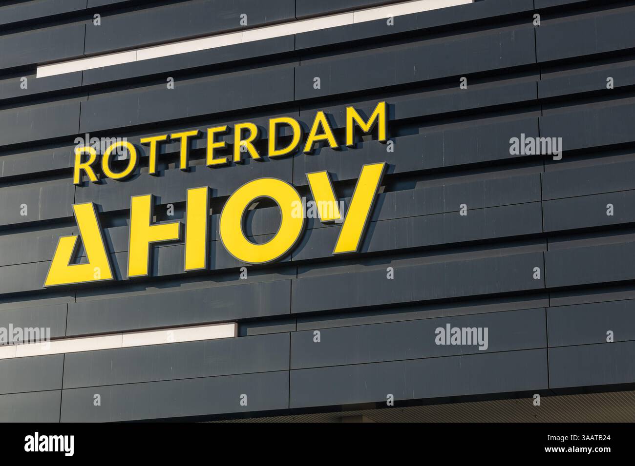 Rotterdam, Niederlande. Februar 2025. Rotterdam Ahoy Logo auf dem Gebäude Stockfoto
