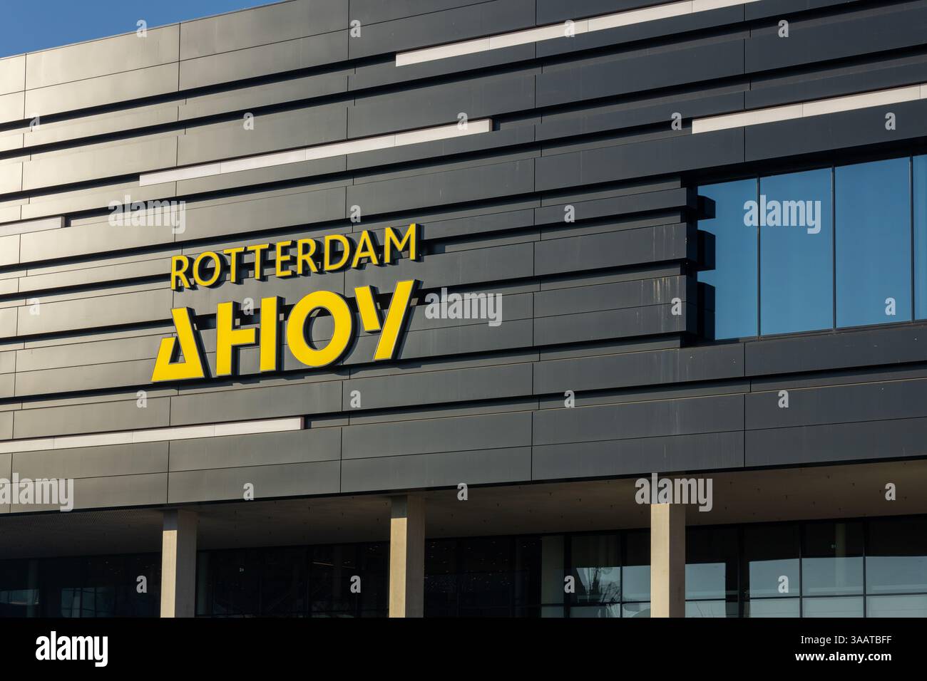 Rotterdam, Niederlande. Februar 2025. Ahoy Logo, Ahoy ist ein Veranstaltungsort für Messen, Veranstaltungen, Konzerte, Konferenzen und Tagungen in Rotterdam. Stockfoto