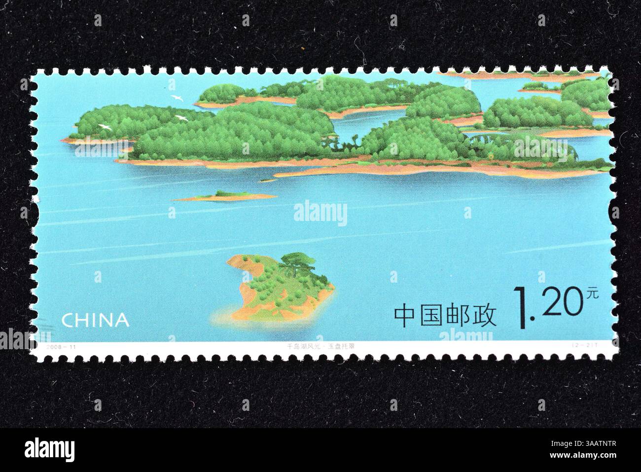 CHINA - CA. 2008: Eine in China gedruckte Briefmarke zeigt Landschaft auf dem Qiandao-See, ca. 2008 Stockfoto