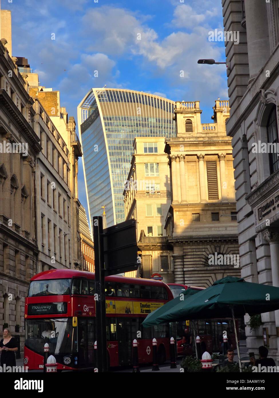 City of London Street Scene mit rotem Doppeldeckerbus und berühmten Gebäuden - Smartphone-aufgenommenes Stockfoto
