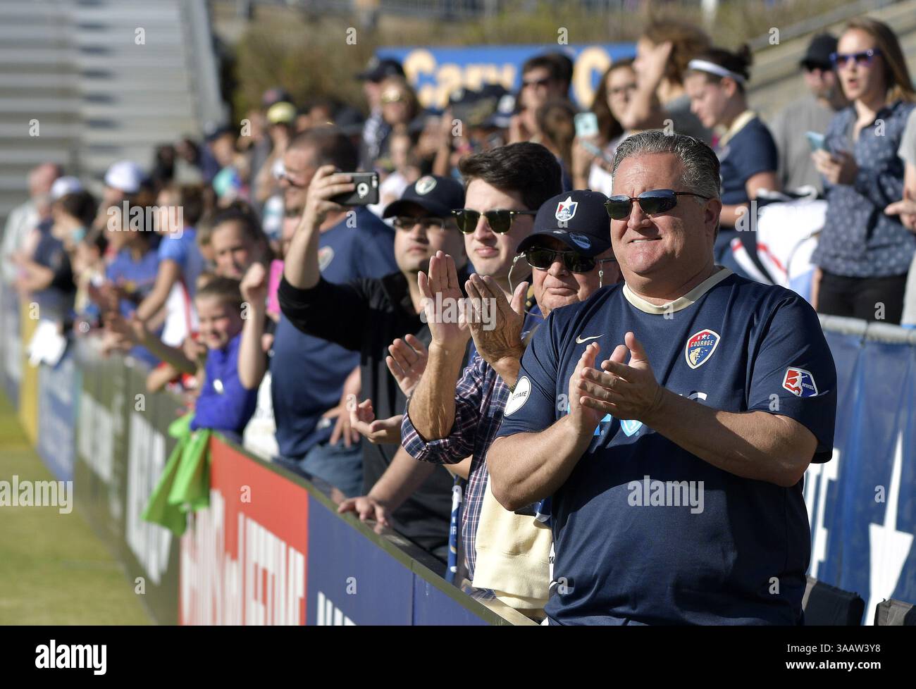 31. März 2018 - Cary, North Carolina, USA - Cary, NC - Samstag, 31. März 2018: Fans während eines regulären Spiels der National Women's Soccer League (NWSL) zwischen der North Carolina Courage und Sky Blue FC im Stadion von Sahlenâ im WakeMed Soccer Park. (Kreditbild: © Grant Halverson/ISIPhotos via ZUMA Wire) Stockfoto