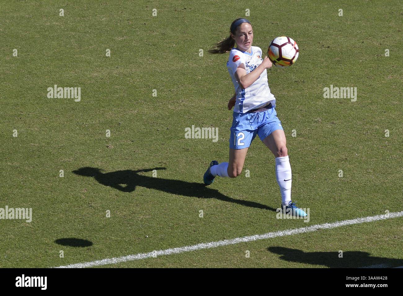 31. März 2018 - Cary, North Carolina, USA - Cary, NC - Samstag, 31. März 2018: Janine Beckie während eines regulären Spiels der National Women's Soccer League (NWSL) zwischen der North Carolina Courage und Sky Blue FC im Stadion von Sahlenâ im WakeMed Soccer Park. (Kreditbild: © Grant Halverson/ISIPhotos via ZUMA Wire) Stockfoto