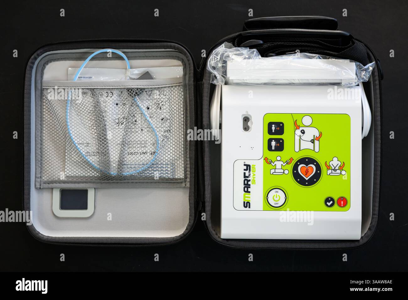 Smarty-Defibrillator, der von SP Energy Networks an die Juniper Green Primary School, Juniper Green, Edinburgh, Schottland, UK, im März 2025 übergeben wurde Stockfoto