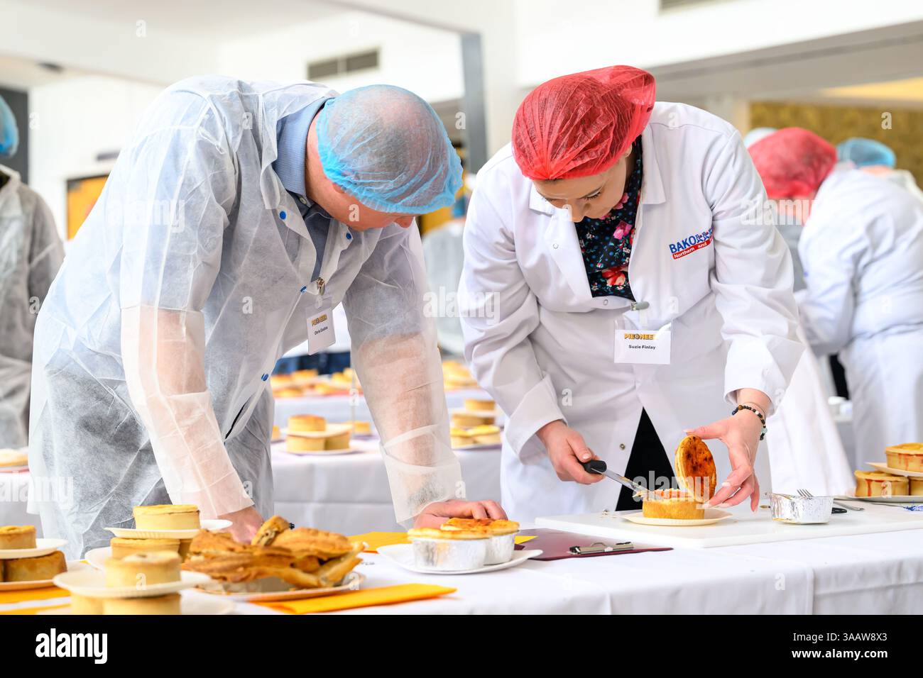 PIEONEERS KÄMPFEN UM DEN REKORDAUSSCHLAG BEI DER 25. JÄHRLICHEN WORLD CHAMPIONSHIP SCOTCH PIE AWARDS über 530 Torten kämpfen um die Krönung des Sieges – BI Stockfoto