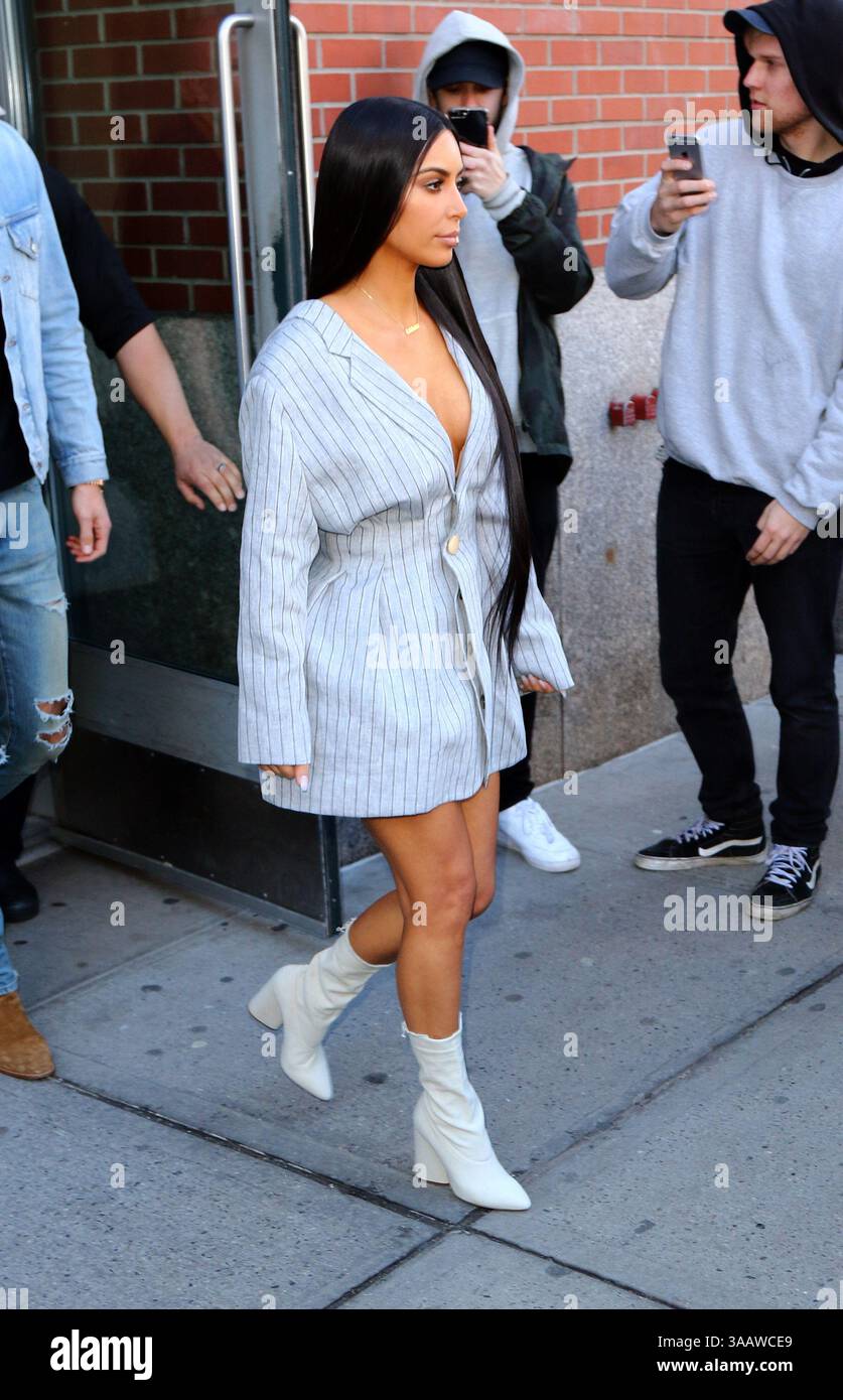 NEW YORK - 14. FEBRUAR: Kim Kardashian zeigt Valentinstag mit Lip Piercing am 14. Februar 2017 in New York, New York... People: Kim Kardashian. (Kreditbild: © SMG via ZUMA Wire) Stockfoto