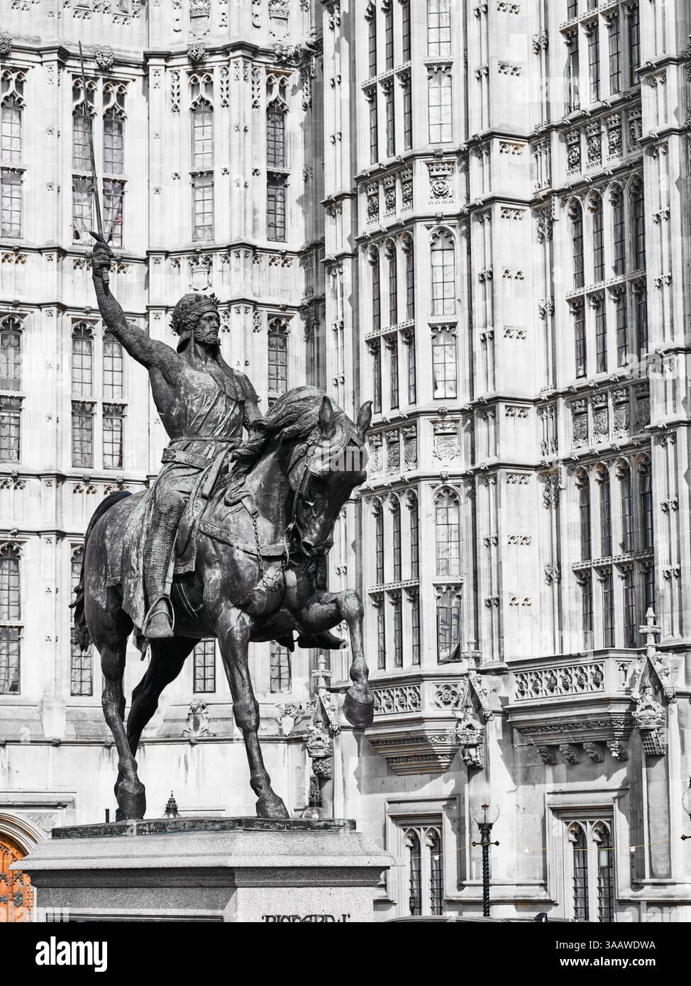 Reiterstatue von König Richard I., Coeur de Lion, vor den Houses of Parliament, London, England. Stockfoto