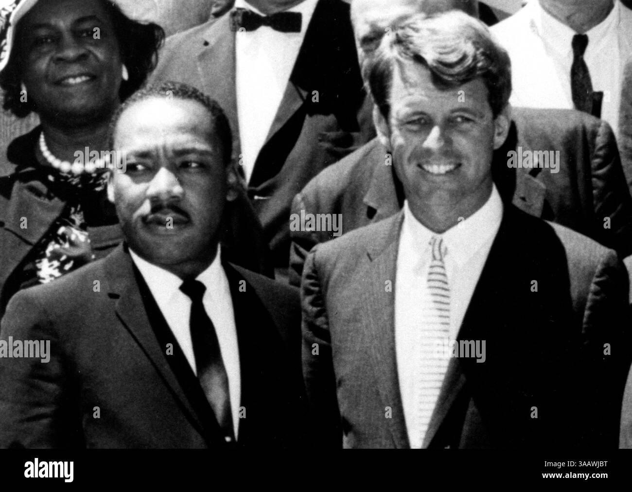April 2018 – AKTE: Reverend MARTIN LUTHER KING JR. Am 4. April 1968 wurde J. Earl Ray um 18:01 Uhr erschossen, als er auf dem Balkon des Lorraine Hotels in Memphis, Tennessee, stand. Abbildung: 1961; Washington, DC, USA; Datum unbekannt. Robert F. Kennedy steht mit Martin Luther King Jr. (Bild: Michael Quan/ZUMAPRESS.com) Stockfoto