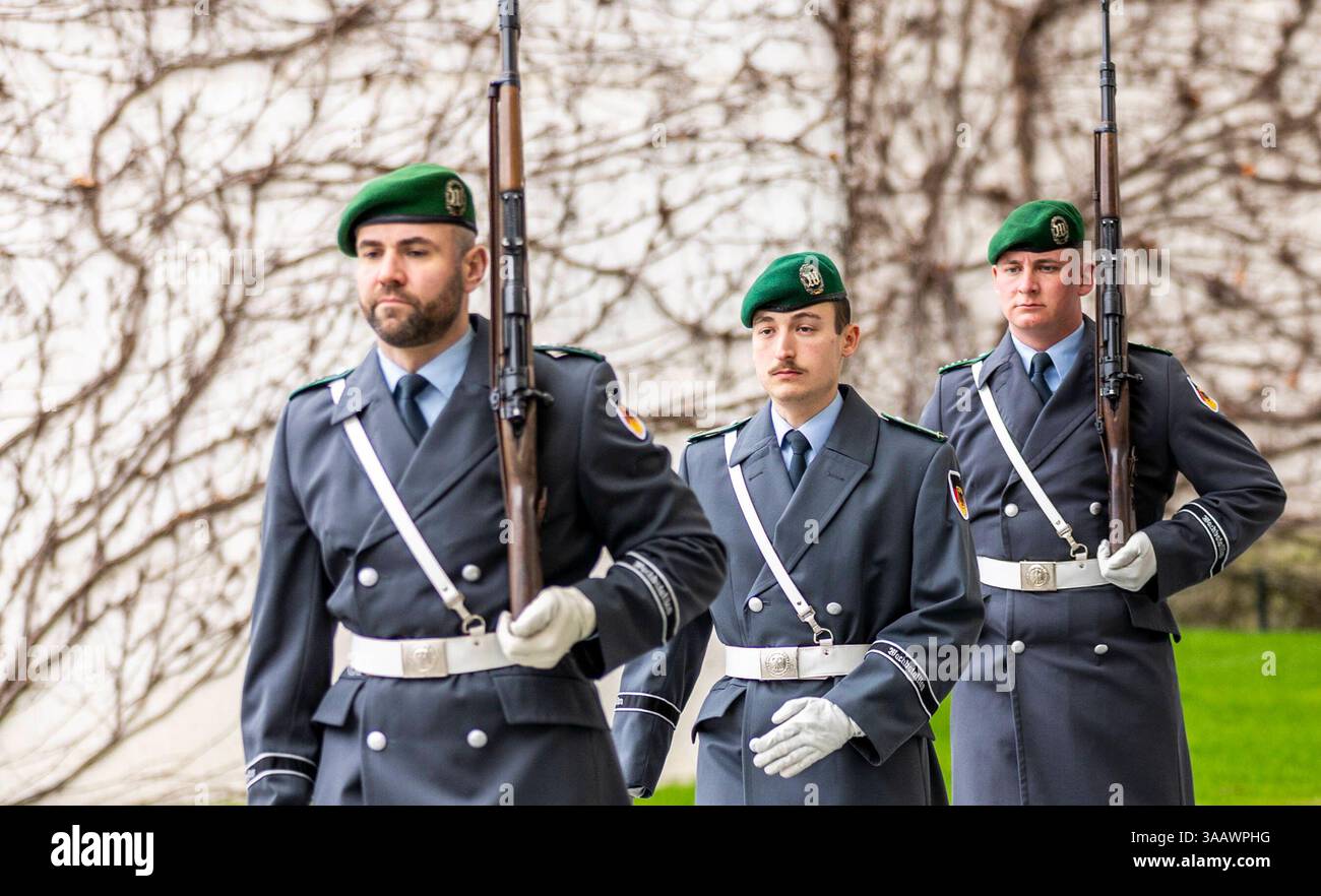 Soldat des Wachbataillons am Bundeskanzleramt Berlin, 12.03.2025. Berlin Deutschland *** Soldat des Wachbataillons beim Bundeskanzleramt in Berlin, 12 03 2025 Berlin Deutschland Copyright: XAmreixSchulzx Stockfoto