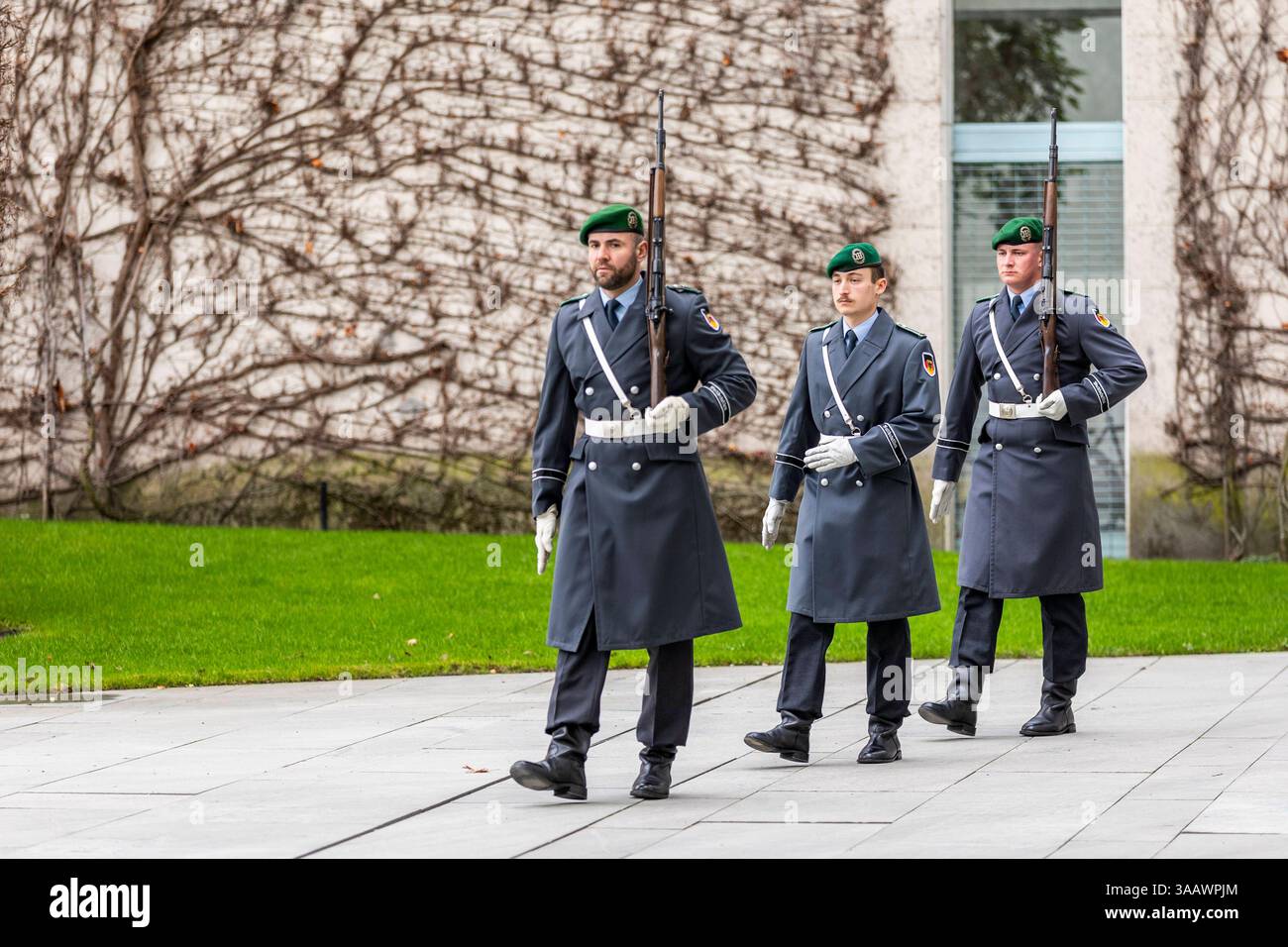 Soldat des Wachbataillons am Bundeskanzleramt Berlin, 12.03.2025. Berlin Deutschland *** Soldat des Wachbataillons beim Bundeskanzleramt in Berlin, 12 03 2025 Berlin Deutschland Copyright: XAmreixSchulzx Stockfoto