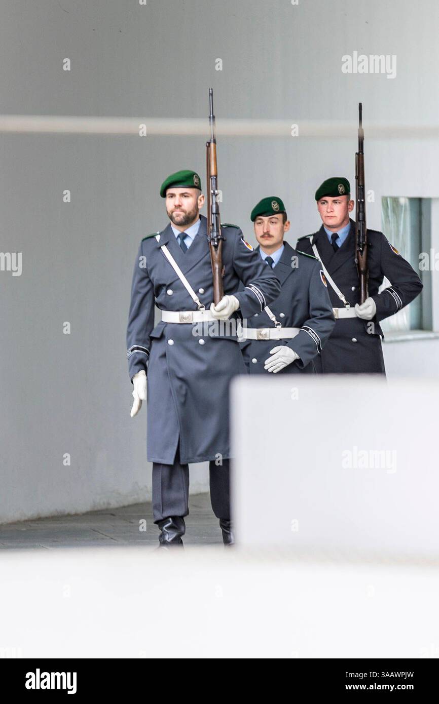 Soldat des Wachbataillons am Bundeskanzleramt Berlin, 12.03.2025. Berlin Deutschland *** Soldat des Wachbataillons beim Bundeskanzleramt in Berlin, 12 03 2025 Berlin Deutschland Copyright: XAmreixSchulzx Stockfoto
