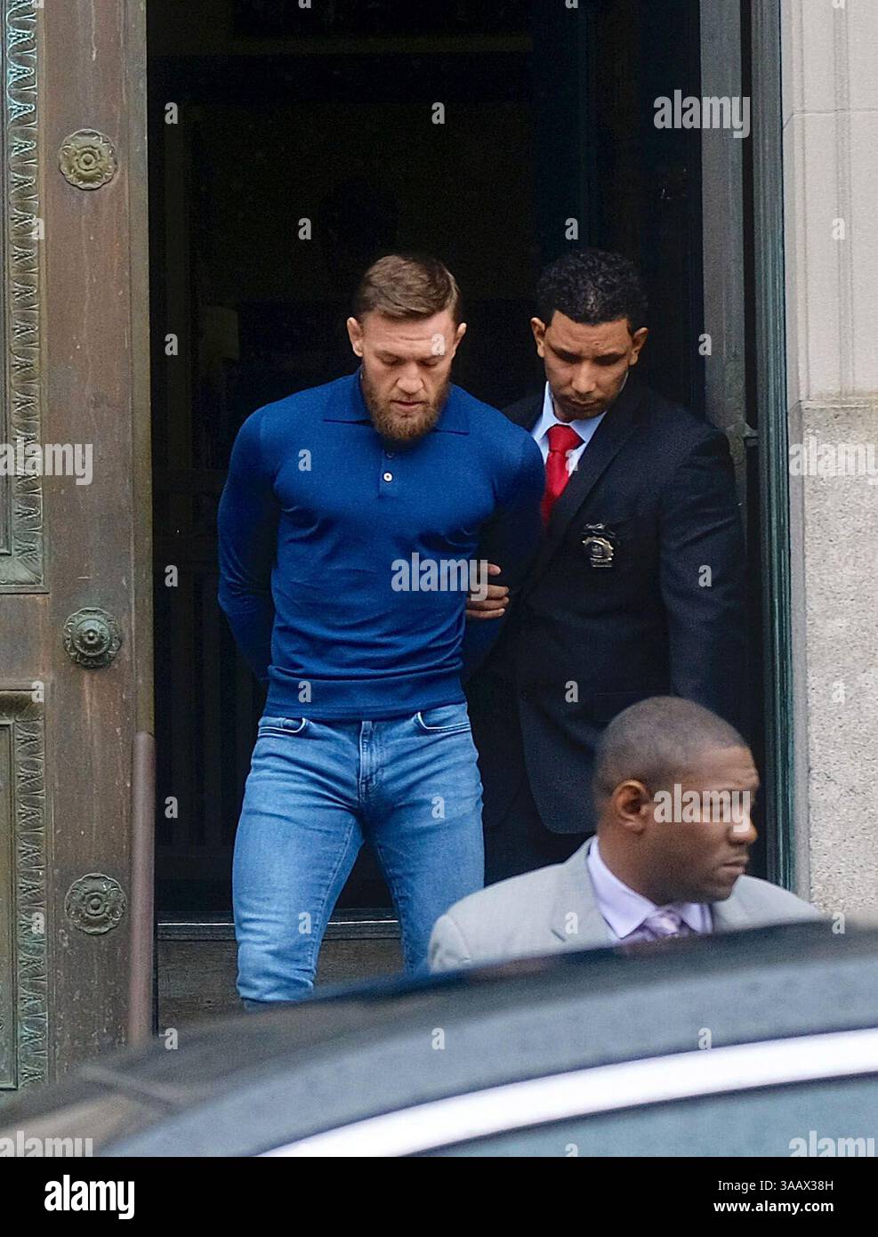 6. April 2018 - New York, New York, Vereinigte Staaten - MMA-Kämpfer Conor McGregor wird aus dem 78. Polizeibezirk in Brooklyn geführt, nachdem am 6. April 2018 mehrere UFC-Kämpfer in New York City verletzt wurden (Credit Image: © Charles Leonard/Ace Pictures via ZUMA Press) Stockfoto