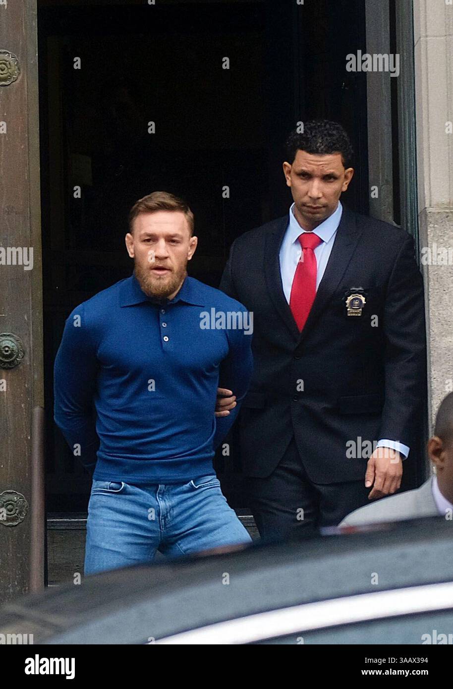 6. April 2018 - New York, New York, Vereinigte Staaten - MMA-Kämpfer Conor McGregor wird aus dem 78. Polizeibezirk in Brooklyn geführt, nachdem am 6. April 2018 mehrere UFC-Kämpfer in New York City verletzt wurden (Credit Image: © Charles Leonard/Ace Pictures via ZUMA Press) Stockfoto