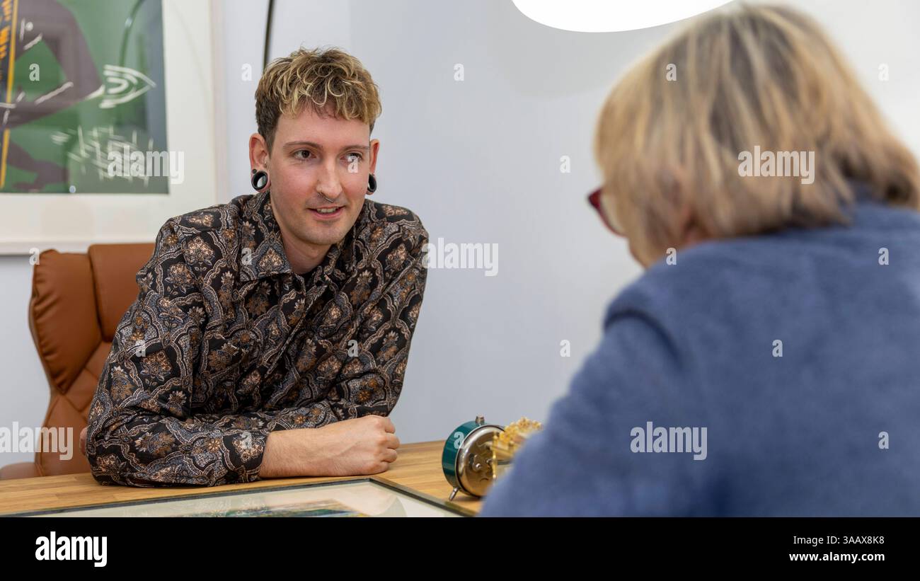 Ankauftage Bares für Rares. Foto: Fabian Kahl widmet sich der eingehenden Analyse einer antikvarischen Uhr, um deren Alter und Wert zu bestimmen. *** Bares für Rares Foto Fabian Kahl widmet sich der eingehenden Analyse einer antiken Uhr zur Bestimmung ihres Alters und Wertes Copyright: HMBxMedia/xHeikoxBecker Stockfoto