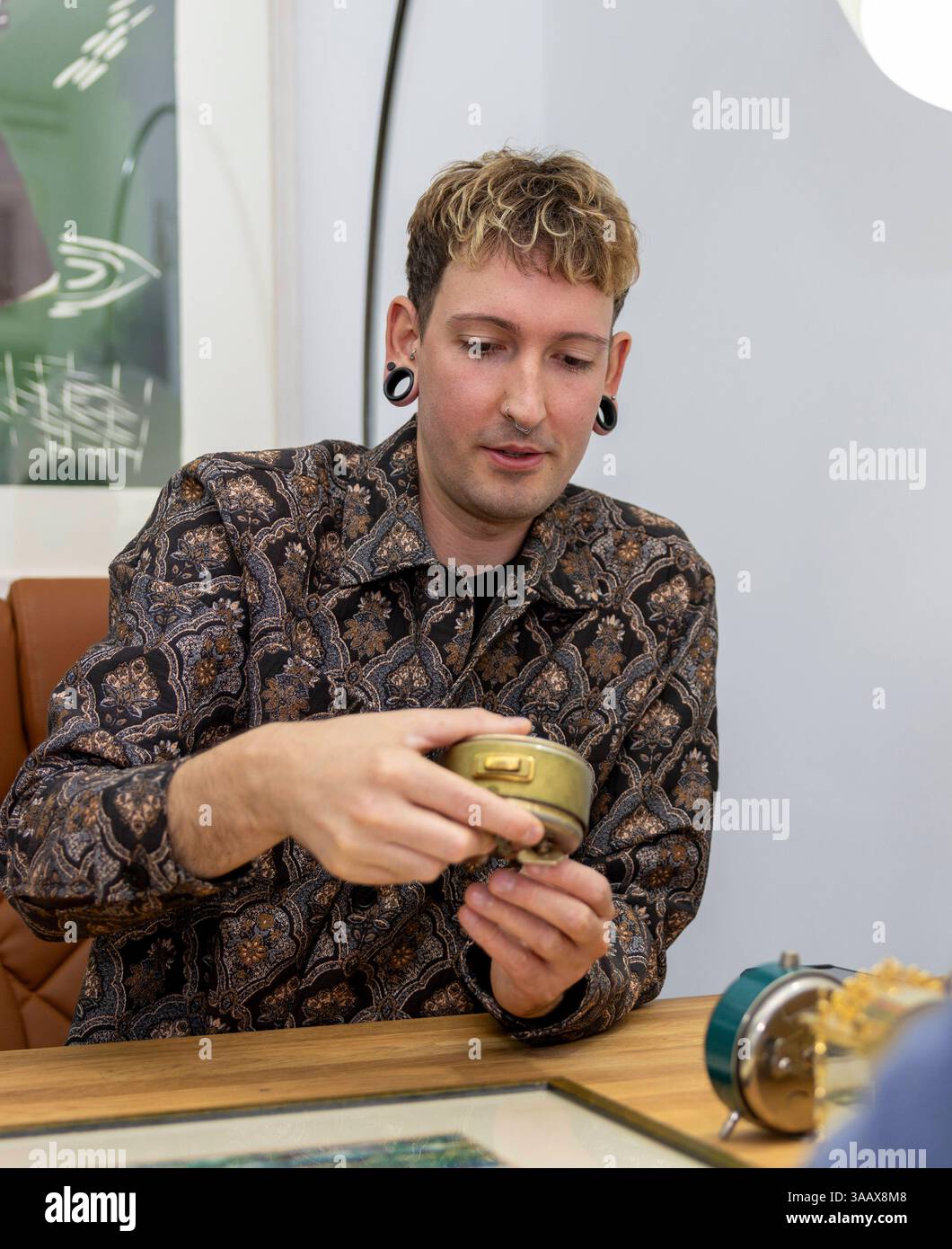 Ankauftage Bares für Rares. Foto: Fabian Kahl widmet sich der eingehenden Analyse einer antikvarischen Uhr, um deren Alter und Wert zu bestimmen. *** Bares für Rares Foto Fabian Kahl widmet sich der eingehenden Analyse einer antiken Uhr zur Bestimmung ihres Alters und Wertes Copyright: HMBxMedia/xHeikoxBecker Stockfoto