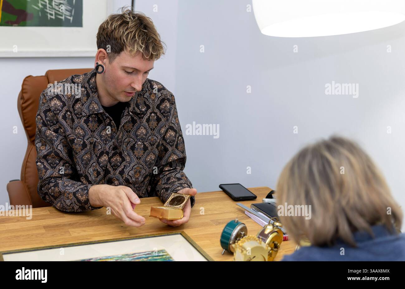 Ankauftage Bares für Rares. Foto: Fabian Kahl widmet sich der eingehenden Analyse einer antikvarischen Uhr, um deren Alter und Wert zu bestimmen. *** Bares für Rares Foto Fabian Kahl widmet sich der eingehenden Analyse einer antiken Uhr zur Bestimmung ihres Alters und Wertes Copyright: HMBxMedia/xHeikoxBecker Stockfoto