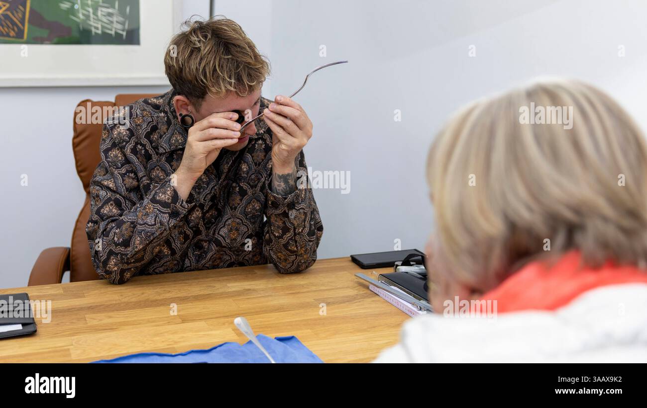 Ankauftage Bares für Rares. Foto: Fabian Kahl widmet sich der eingehenden Analyse einer silbernen Gabel, um deren Alter und Wert zu bestimmen. *** Akquisitionstage Bares für Rares Foto Fabian Kahl widmet sich der eingehenden Analyse einer Silbergabel zur Bestimmung ihres Alters und Wertes Copyright: HMBxMedia/xHeikoxBecker Stockfoto