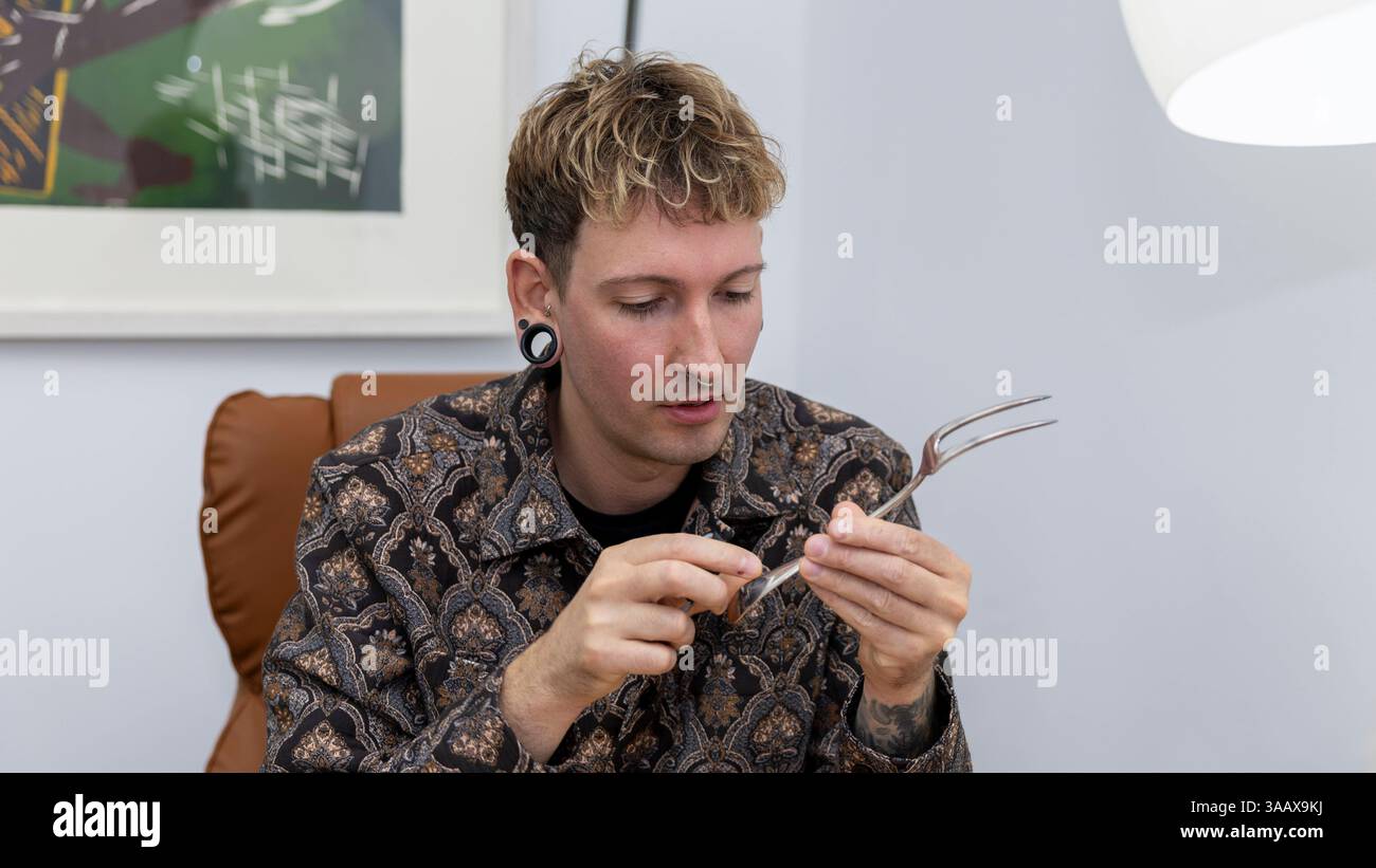 Ankauftage Bares für Rares. Foto: Fabian Kahl widmet sich der eingehenden Analyse einer silbernen Gabel, um deren Alter und Wert zu bestimmen. *** Akquisitionstage Bares für Rares Foto Fabian Kahl widmet sich der eingehenden Analyse einer Silbergabel zur Bestimmung ihres Alters und Wertes Copyright: HMBxMedia/xHeikoxBecker Stockfoto