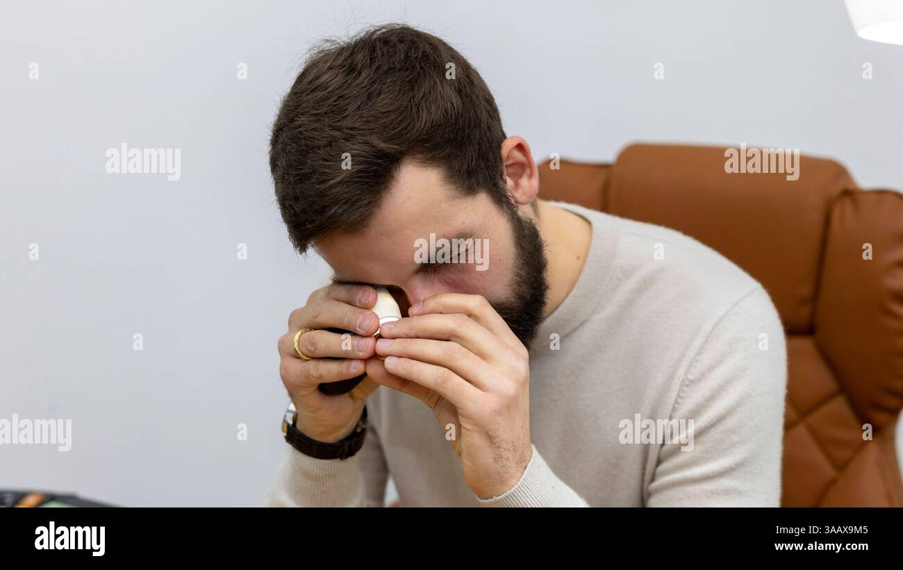Ankauftage Bares für Rares. Foto: Tobias Kahl widmet sich der eingehenden Analyse eines Ringes, um desen Alter und Wert zu bestimmen. *** Bares für Rares Foto Tobias Kahl widmet sich der eingehenden Analyse eines Ringes zur Bestimmung seines Alters und Wertes Copyright: HMBxMedia/xHeikoxBecker Stockfoto