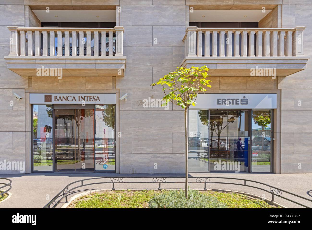 Belgrad, Serbien - 21. September 2024: Zwei Geschäftsbanken, ATM Banca Intesa und erste Bank im Merin Plaza Luxury Building Vracar. Stockfoto