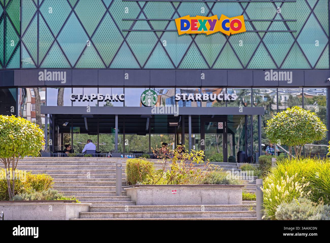 Belgrad, Serbien - 21. August 2024: Starbucks Coffee Shop Terrasse im modernen Beo Shopping Centre in der Hauptstadt am Sommertag. Stockfoto