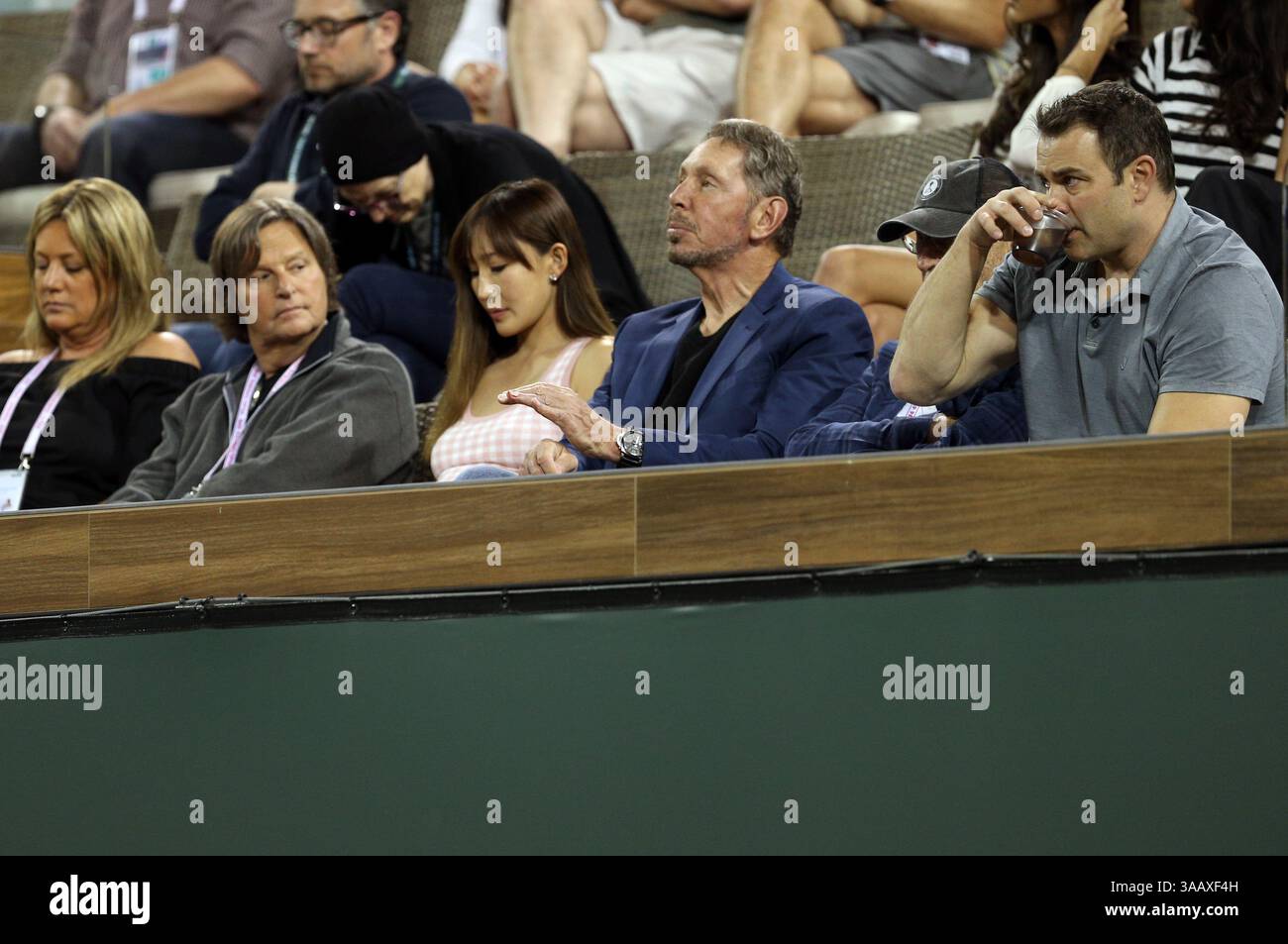 12. März 2018: Indian Wells, Kalifornien, Vereinigte Staaten von Amerika - INDIAN WELLS, KALIFORNIEN - 12. MÄRZ: Venus Williams und Serena Williams beim Spiel gegen einander während der BNP Paribas Open im Indian Wells Tennis Garden am 12. März 2018 in Indian Wells, Kalifornien... People: Larry Ellison. (Kreditbild: © SMG via ZUMA Wire) Stockfoto