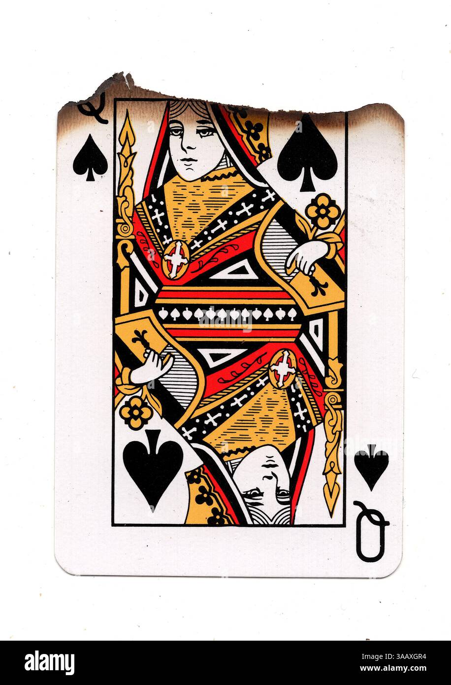 Eine teilweise verbrannte Spielkarte im Pik-Anzug auf weißem Hintergrund. Stockfoto