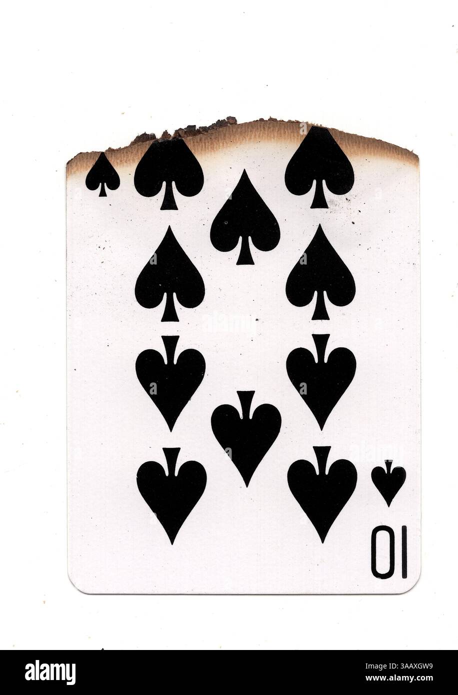 Eine teilweise verbrannte Spielkarte im Pik-Anzug auf weißem Hintergrund. Stockfoto