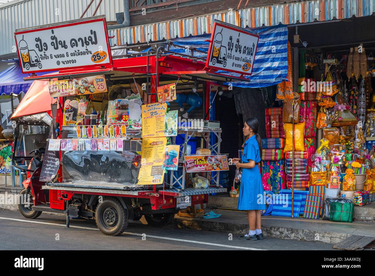 Thailand, Provinz Buriram, Nang Rong, täglicher Nachtmarkt, Speise- und Getränkestand zum Mitnehmen Stockfoto