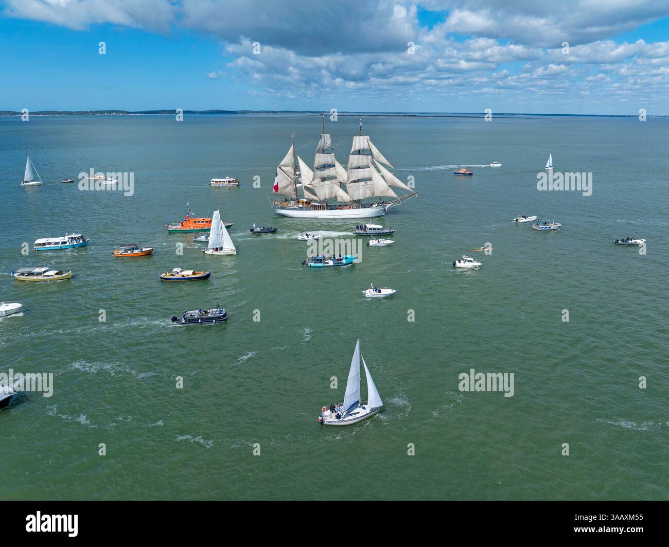 Frankreich, Gironde, Bassin d'Arcachon, Gujan-Mestras, Arcachon, Salon Nautique, mit mehr als 60.000 Besuchern, ist eine der wichtigsten Bootsshows in Frankreich, feiert 2025 sein 10-jähriges Bestehen und begrüßt viele renommierte Schiffe wie die Belem, Pen Duick und die Belle-Poule, die Ankunft der Le Francais, einer dreimasten doppelwandigen Holzbarke, die 1948 in Dänemark gebaut wurde (Luftsicht) Stockfoto