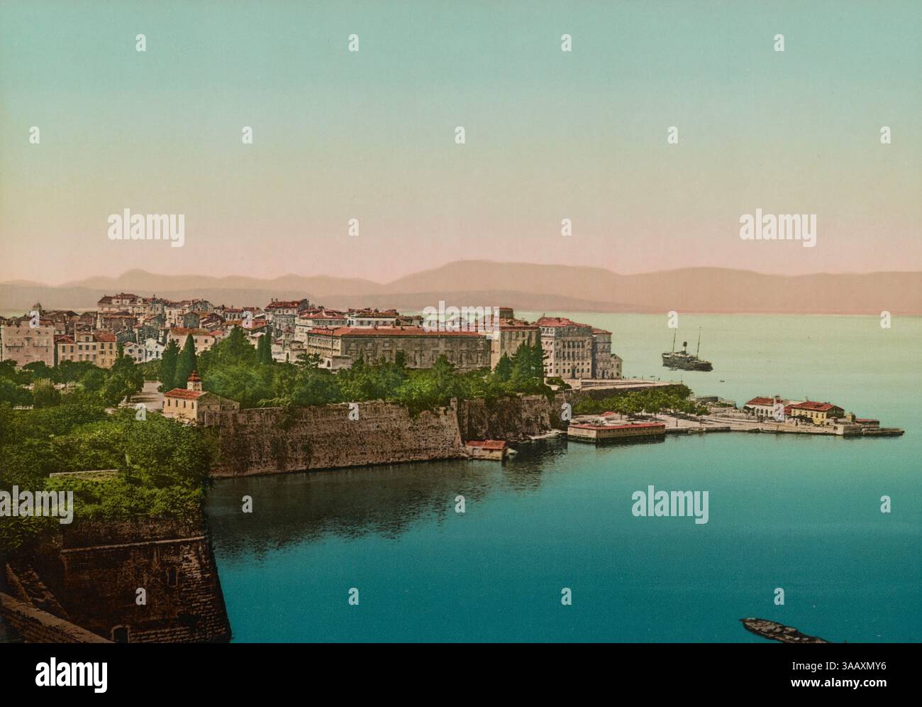 Vintage-Fotochromdruck der Stadt Korfu, Griechenland, aus der Zitadelle. Stockfoto