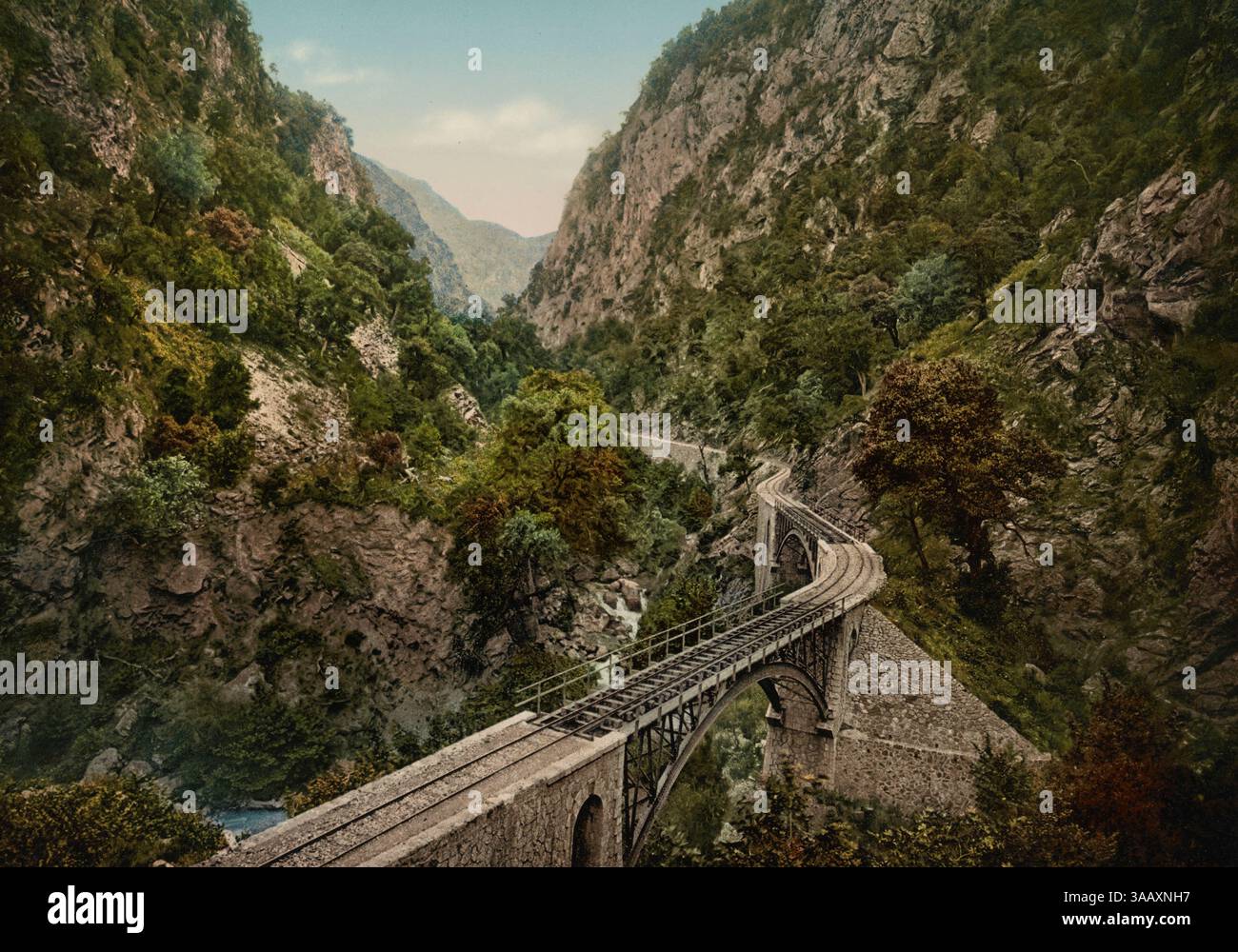 Photochrom-Druck einer Eisenbahnbrücke in Griechenland. Stockfoto